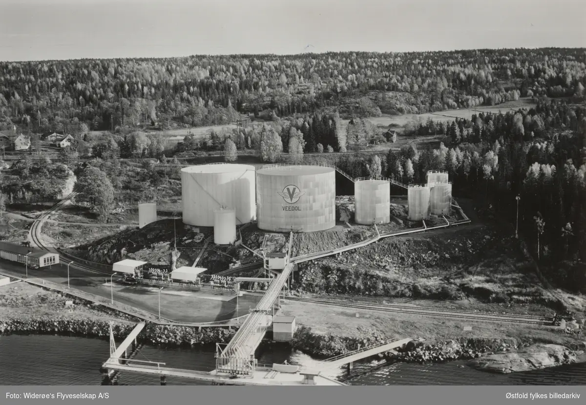 Skråfoto fra Norsk Veedol i Moss i 1961.
Norsk Veedol AS etablerte seg i Kulpeveien 23 i 1960. I henhold til Moss kommunes arkiv fikk de tillatelse til å bygge lagring- og fylleanlegg for LPG (flytende petroleumsgass) i 1963. I 1986 tok Norsk spesialolje (NSO) over anleggene. I dag (2018)  behandlingsanlegg for spillolje og oljeforurenset vann i regi av NSO.
