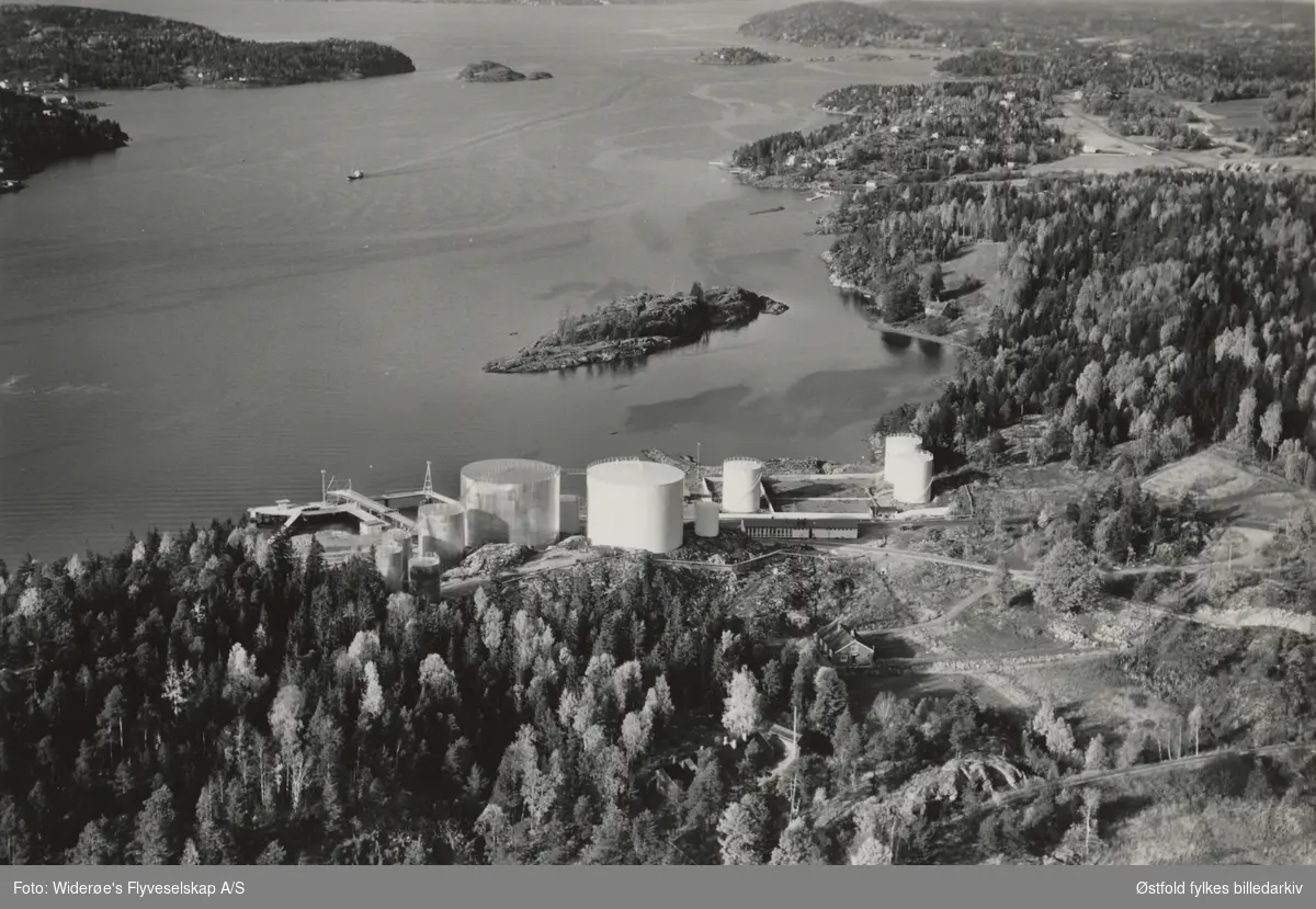 Skråfoto fra Norsk Veedol i Moss i 1961.
Norsk Veedol AS etablerte seg i Kulpeveien 23 i 1960. I henhold til Moss kommunes arkiv fikk de tillatelse til å bygge lagring- og fylleanlegg for LPG (flytende petroleumsgass) i 1963. I 1986 tok Norsk spesialolje (NSO) over anleggene. I dag (2018)  behandlingsanlegg for spillolje og oljeforurenset vann i regi av NSO.
