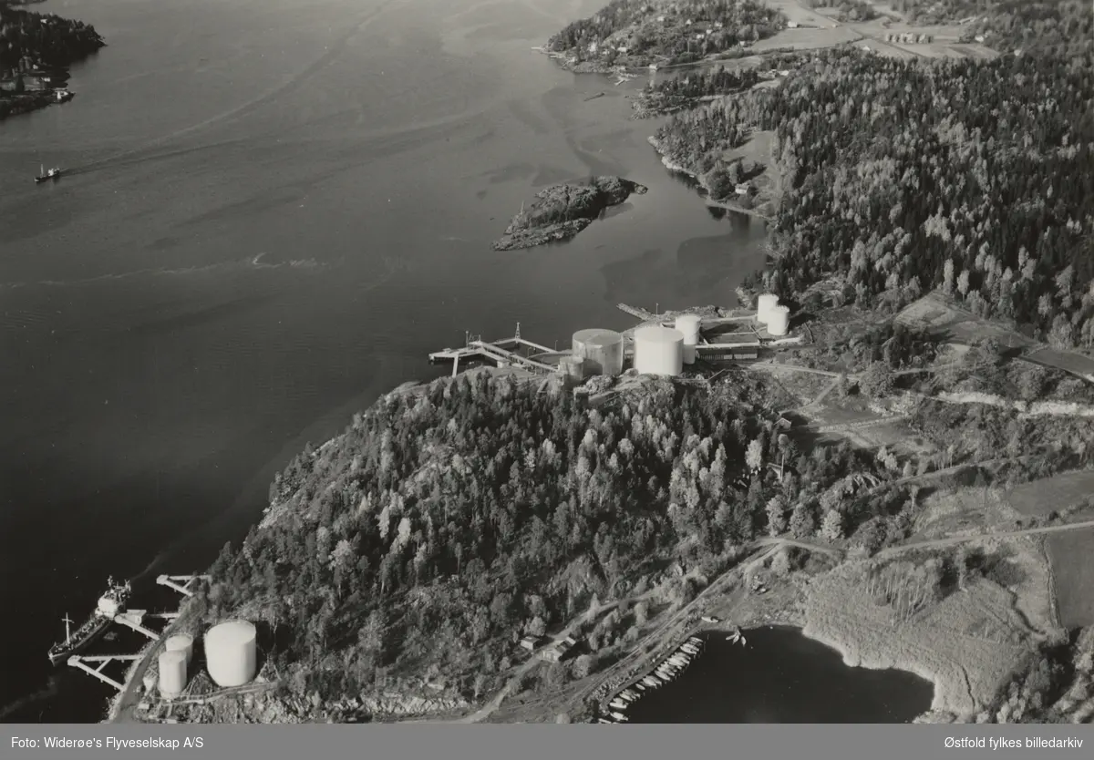 Skråfoto fra Norsk Veedol i Moss i 1961.
Norsk Veedol AS etablerte seg i Kulpeveien 23 i 1960. I henhold til Moss kommunes arkiv fikk de tillatelse til å bygge lagring- og fylleanlegg for LPG (flytende petroleumsgass) i 1963. I 1986 tok Norsk spesialolje (NSO) over anleggene. I dag (2018)  behandlingsanlegg for spillolje og oljeforurenset vann i regi av NSO.
