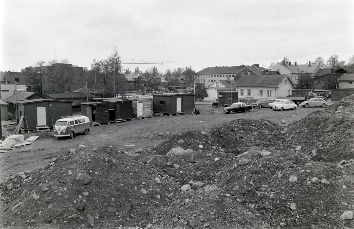Nestle,Vestbyen, Hamar. Utbygging av nytt lagerbygg. Anleggsbrakker, biler,