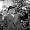 Oskar Bladh odlar vindruvor.
Oktober 1956.