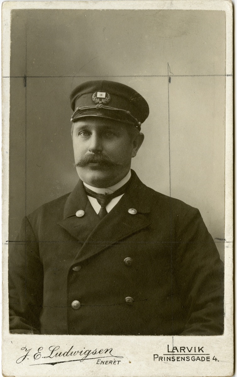 Portrett av Johannes Matiasen, fører av R/S 'Risør'.