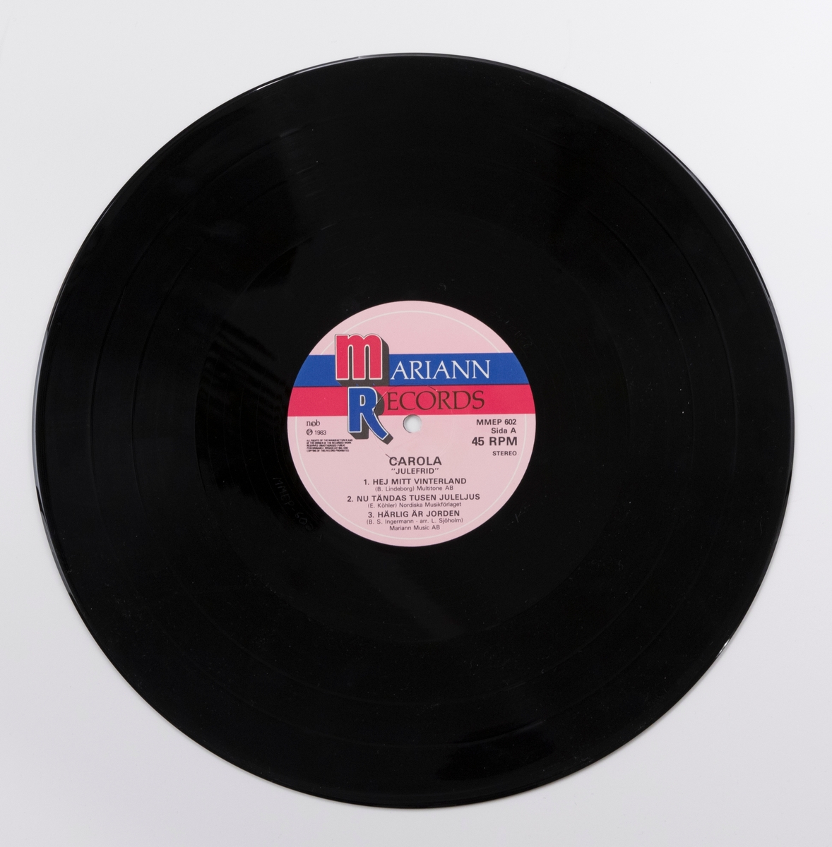 Maxi-EP med sex julsånger (format som LP, men färre låtar, spelas 45 varv), av svart vinyl med rosa pappersetikett. Skivan ligger i skivpåse av papper, och i omslag av papper. Omslaget har en färgbild av artisten i profil med ett vinterlandskap i fonden. Inne i omslaget finns en affisch med samma bild av artisten som på omslaget.

Innehåll
Sida A:
1. Hej mitt vinterland
2. Nu tändas tusen juleljus
3. Härlig är jorden

Sida 2:
1. Bjällerklang
2. Stilla natt
3. O helga natt

JM 34182:1, Skiva
JM 34182:2, Omslag
JM 34182:3, Skivpåse
JM 34182:4, Affisch