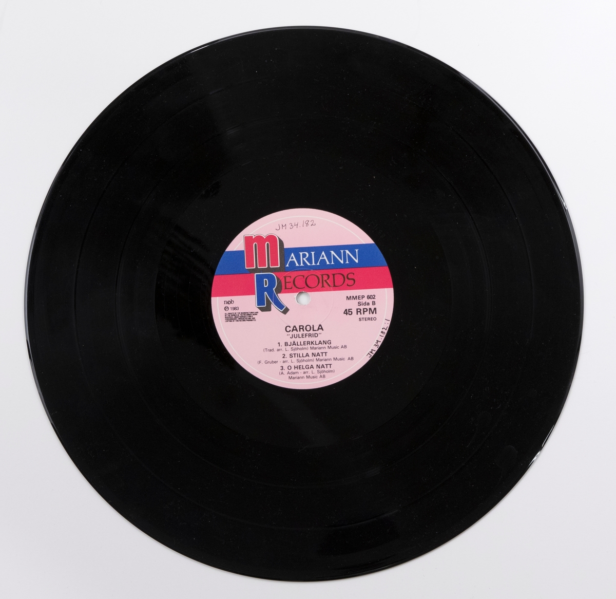Maxi-EP med sex julsånger (format som LP, men färre låtar, spelas 45 varv), av svart vinyl med rosa pappersetikett. Skivan ligger i skivpåse av papper, och i omslag av papper. Omslaget har en färgbild av artisten i profil med ett vinterlandskap i fonden. Inne i omslaget finns en affisch med samma bild av artisten som på omslaget.

Innehåll
Sida A:
1. Hej mitt vinterland
2. Nu tändas tusen juleljus
3. Härlig är jorden

Sida 2:
1. Bjällerklang
2. Stilla natt
3. O helga natt

JM 34182:1, Skiva
JM 34182:2, Omslag
JM 34182:3, Skivpåse
JM 34182:4, Affisch
