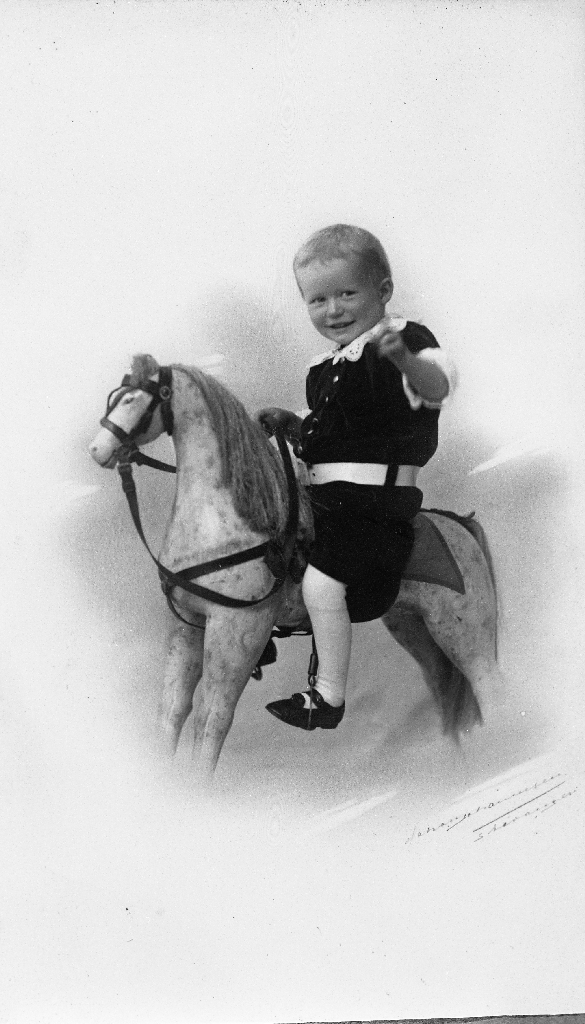 Lars Åsland (1913 -2002) på gyngehest.