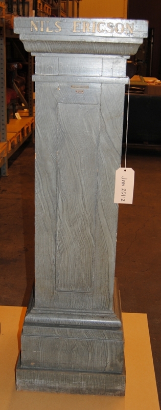 Piedestal av trä, målad svart. Påminner i sin karaktär av en kolonn med räfflat skaft. Tillhör byst av Nils Ericson (Jvm 201:1).

Historik: Enligt äldre katalogisering kommer bysten från Kungliga väntsalen på Stockholm centralstation.