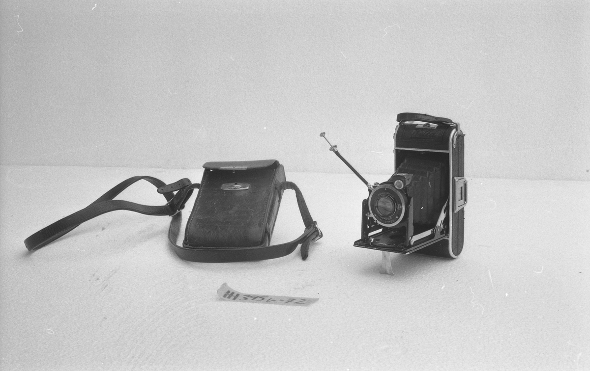 HH.1972-0395 A= Fotografiapparat
HH.1972-0395 B= Veske