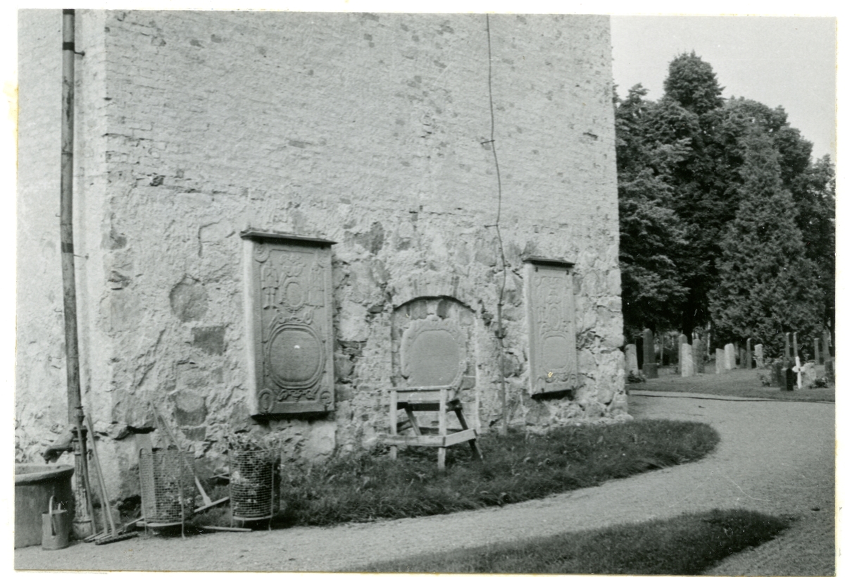 Götlunda sn, kyrkan. Gravhäll.