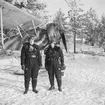 Hugo Beckhammar och Björn Bjuggren vid en B 4 Hawker Hart vid Svenska frivilligkåren i Finland, F 19.