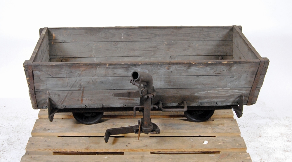 Tippvagn med en hjulrad för att köra på en räl eller stock. Underredet är av järn och korgen av trä med handtag av järn på kortsidorna samt metallband vid långsidornas ändar och på överkanten. Vagnen har ett stödben som går att fälla ned. På ena långsidan sitter ett rör där ett skaft går att montera fast. Skaftet saknas. Hjulen har dubbla flänsar med 85 mm emellan hjulflänsarna.