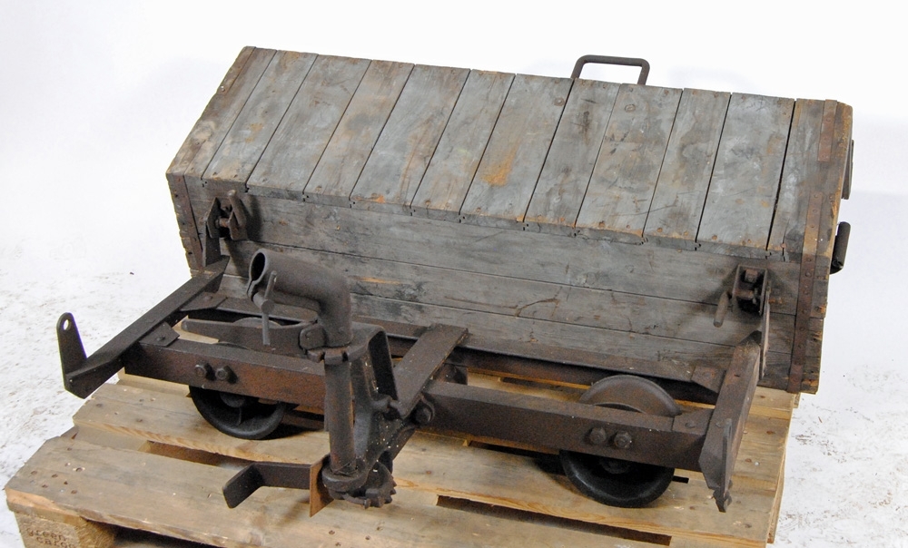 Tippvagn med en hjulrad för att köra på en räl eller stock. Underredet är av järn och korgen av trä med handtag av järn på kortsidorna samt metallband vid långsidornas ändar och på överkanten. Vagnen har ett stödben som går att fälla ned. På ena långsidan sitter ett rör där ett skaft går att montera fast. Skaftet saknas. Hjulen har dubbla flänsar med 85 mm emellan hjulflänsarna.