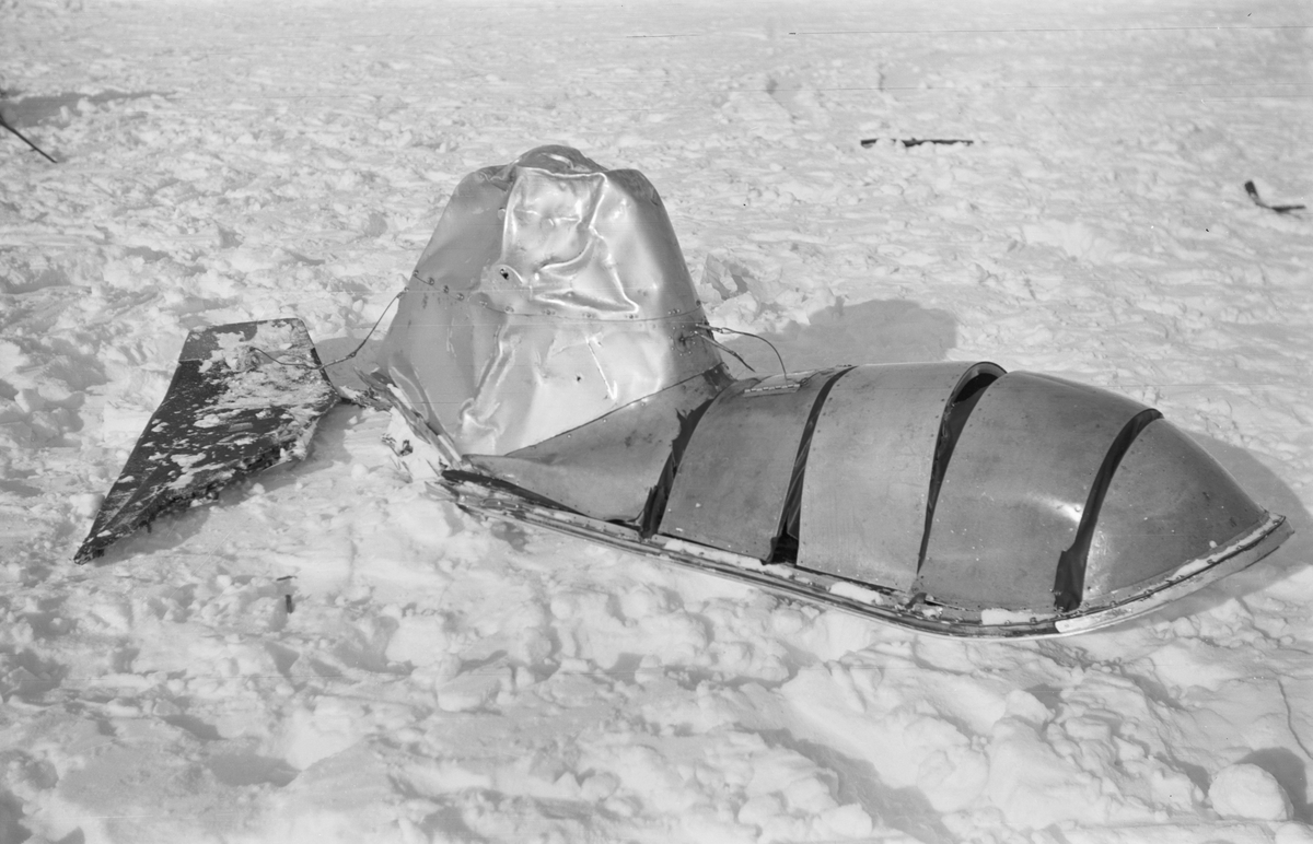 Vrak efter havererat flygplan J 8 Gloster Gladiator nr 274, märkt gul D vid Svenska frivilligkåren i Finland, F 19.