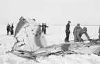 Vrak efter havererat flygplan J 8 Gloster Gladiator nr 274, märkt gul D vid Svenska frivilligkåren i Finland, F 19. Militärer i arbete vid vraket.
