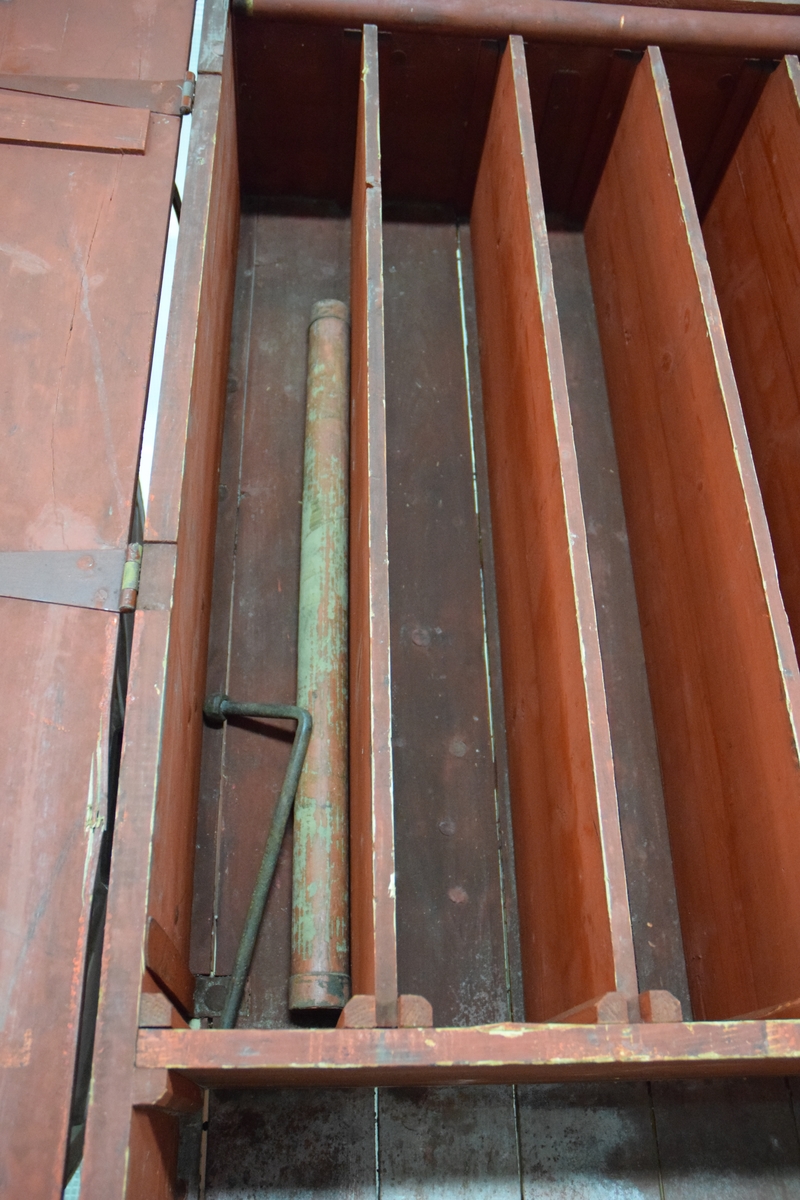 Vogn for oppbevaring av håndtak til brannsprøytene og brannuniformene