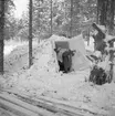 Skyddsrum uppsökes vid flyglarm vid Svenska frivilligkåren i Finland, F 19. En militär kastar sig in i ett skyddsrum - bivack i Veitsiluoto under Finska vinterkriget.