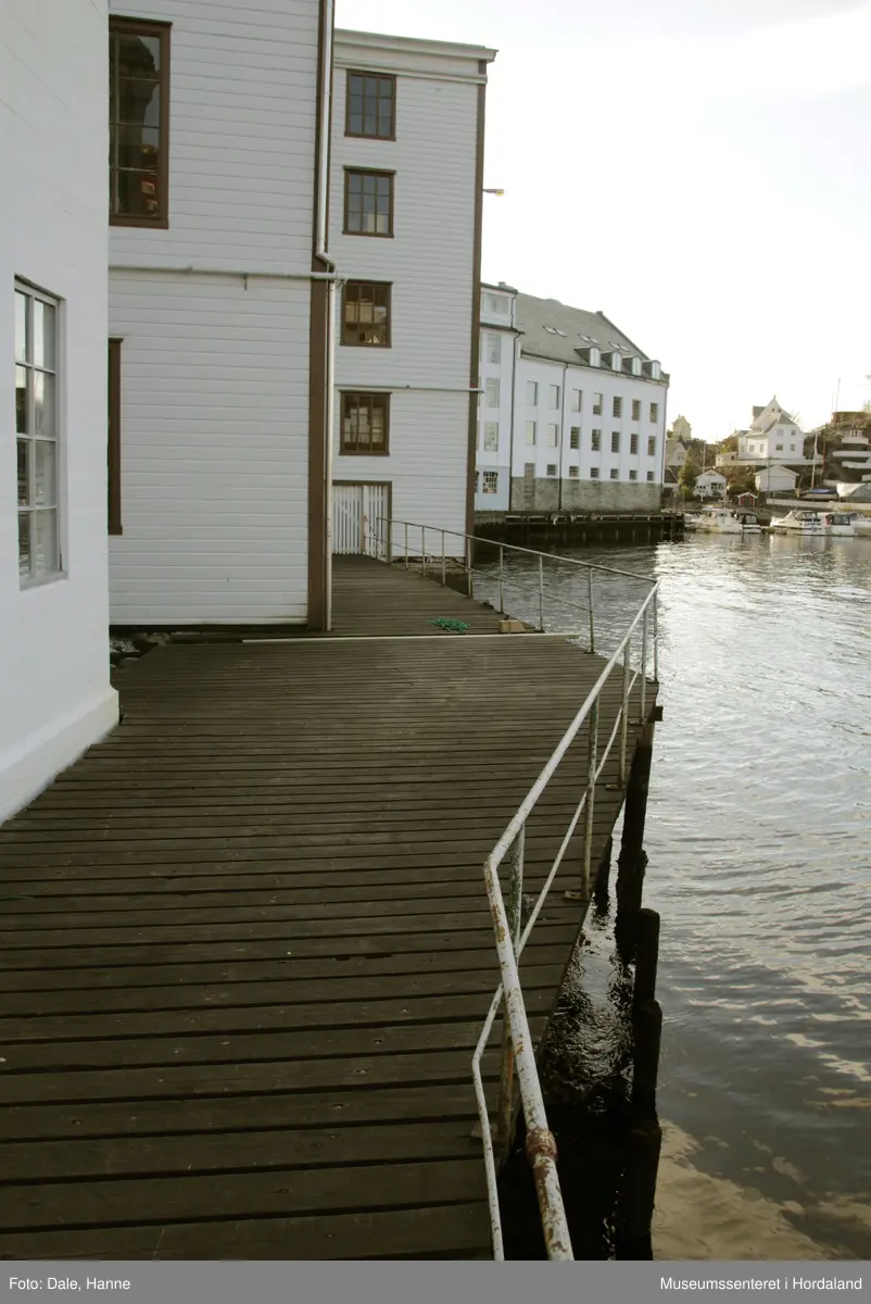 Kaianlegget ved Salhus Tricotagefabrik (1859-1989), trekaier langs sjøsida av fabrikken.