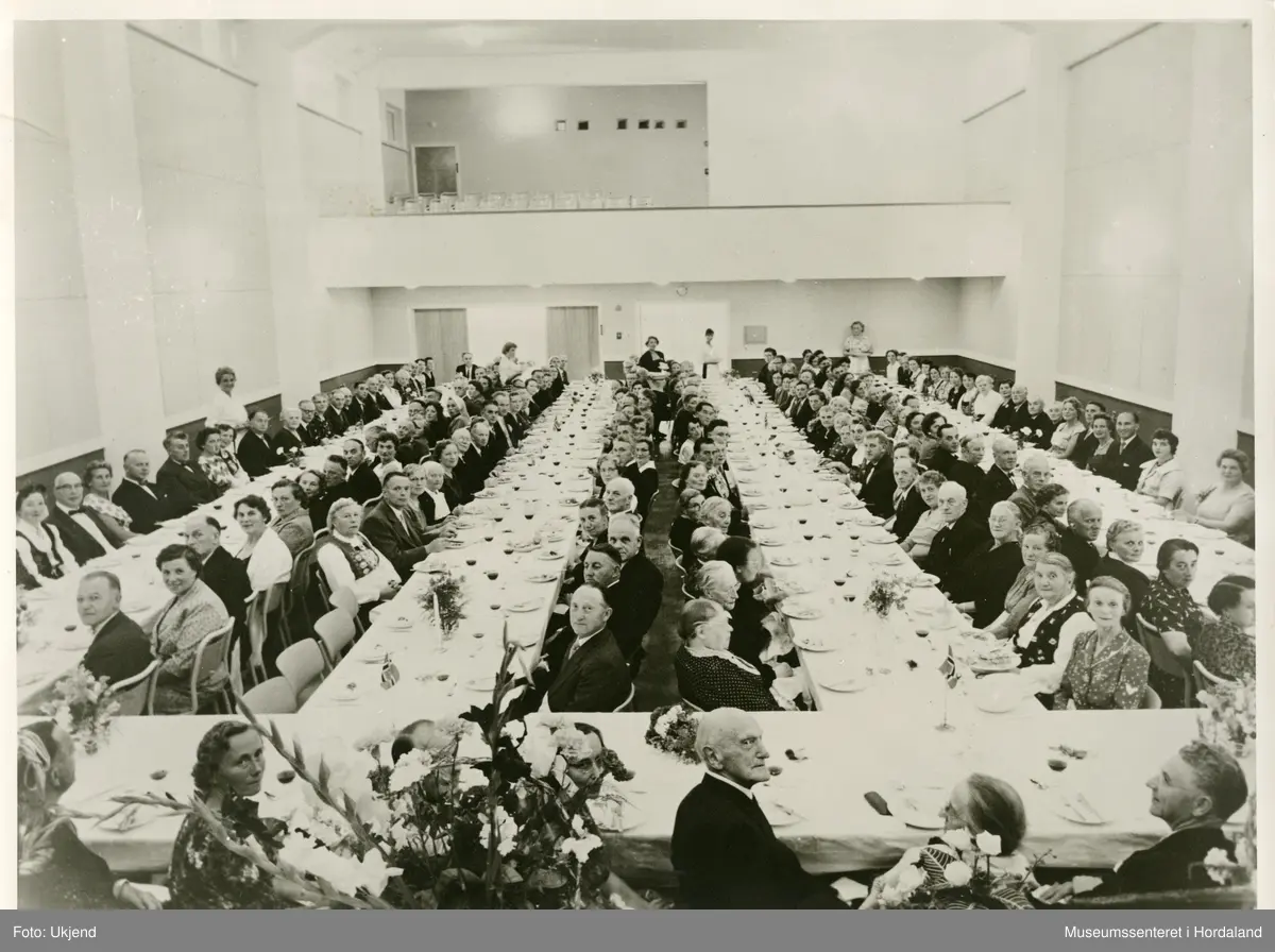 Jubileumsfeiring for Salhus Tricotagefabrik i Salhushallen, ved 100-års jubileet til fabrikken i 1959.