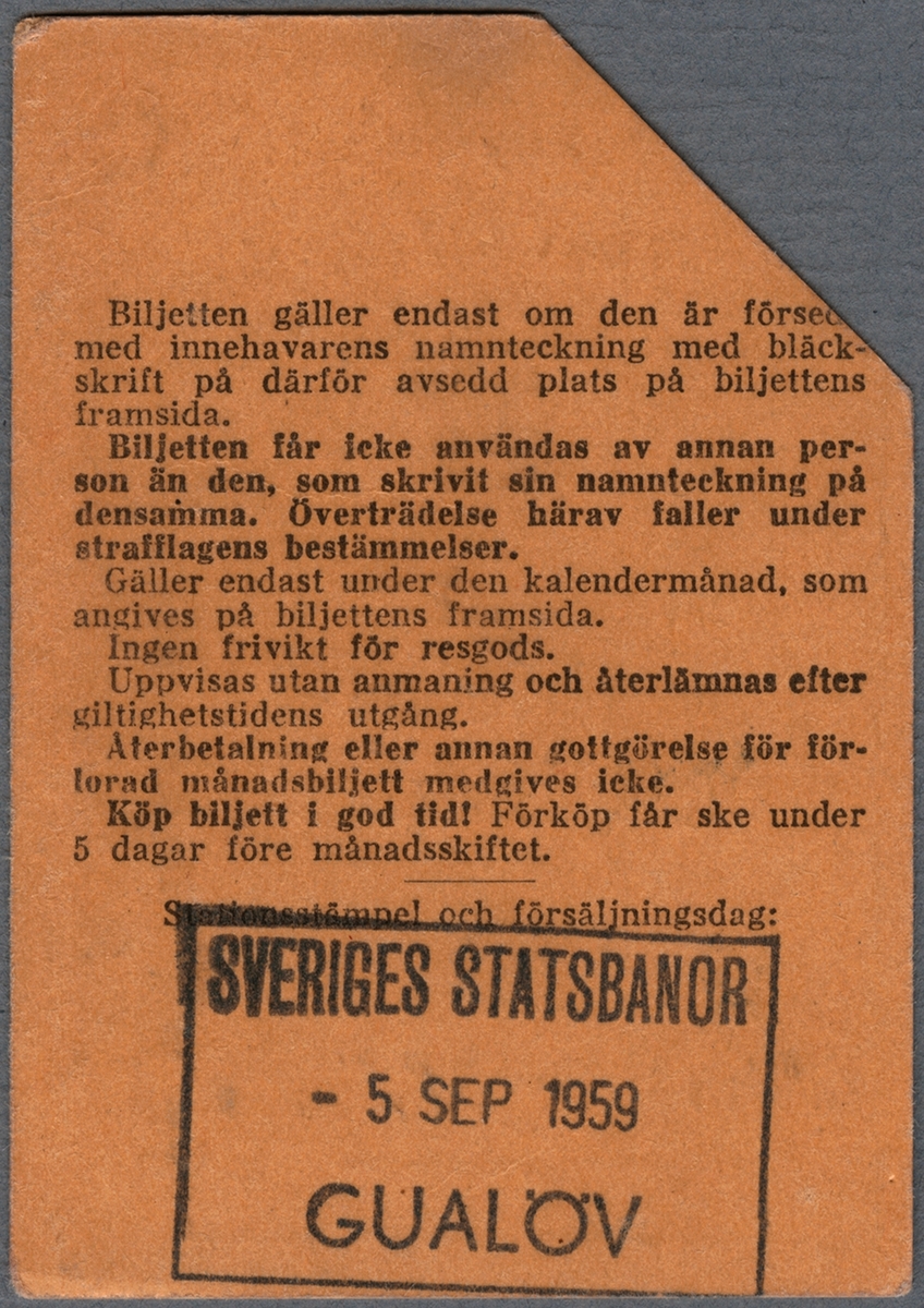 Femton månadsbiljetter för persontåg av beige kartong tryckt med svart text.
Biljetterna är från perioden september 1959 till december 1960, med uppehåll i augusti 1960 och oktober 1960. De tre sista biljetterna är för skolungdom.
På biljetternas framsida står följande text:
"SJ Persontåg
Månadsbiljett"
(stämpel för gällande månad)
"Gualöv-Kristianstad C"
samt pris och kortinnehavarens namnteckning. På baksidan finns regler/bestämmelser för biljetterna, samt plats för stationens datumstämpel.