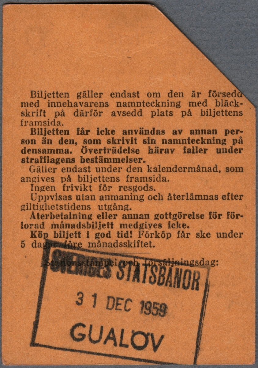 Femton månadsbiljetter för persontåg av beige kartong tryckt med svart text.
Biljetterna är från perioden september 1959 till december 1960, med uppehåll i augusti 1960 och oktober 1960. De tre sista biljetterna är för skolungdom.
På biljetternas framsida står följande text:
"SJ Persontåg
Månadsbiljett"
(stämpel för gällande månad)
"Gualöv-Kristianstad C"
samt pris och kortinnehavarens namnteckning. På baksidan finns regler/bestämmelser för biljetterna, samt plats för stationens datumstämpel.