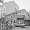 Nygatan 19 i Linköping 1967. Byggnaden kommer att rivas inom kort och ge plats för det kontors- och affärshus som restes i invid Gyllentorgets västra sida.