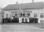 Brudparet Edgar och Elin Sundvall med släkt framför kronolänsmansbostället Bestorp i Sund. Dagen är den 24 mars 1920 och samma dag skrivs de som boende i torpen Vinken på Sunds södergårds ägor.