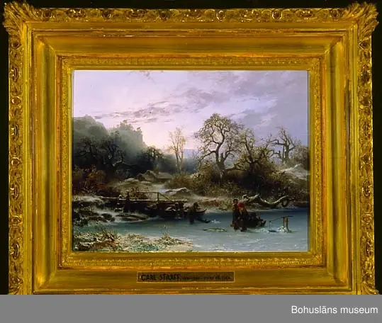 Carl Theodor Staaff. Född i Sverige 1816, död 1880.
Fiske på isen, 1865.
35 x 45. Olja på duk.

MONTERING/RAMNING
Kypertvävd linneduk spikad runt spännram-kilram med raka hörn.
Dekorerad förgylld träram av furu med raka hörn och avfasade ytterkanter.

UPPGIFTER PÅ BAKSIDAN
Blyertsanteckning på spännramen: "Prof. Schulanden Gla....bergs (?) gatan (?) 33"
På ramen sifferanteckningarna "11" med blå krita och "267" med blyerts.

Övrig historik se JJ01