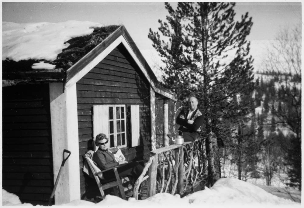 Hyttetur. Solkrok og snø. Kvinne og mann (kan være Marie og Gunnar Wikborg Vik).