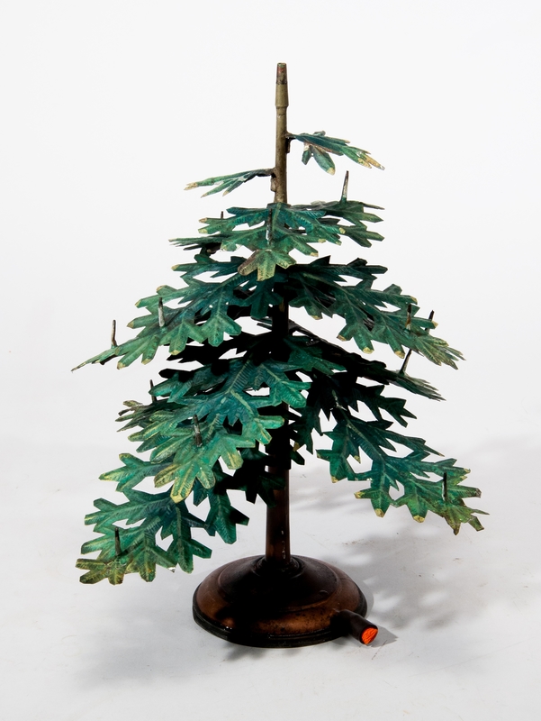 Grönmålad julgran för lysgasanvändning. Tillverkad av förtent bleckplåt med munstycken för gaslågor. Topprydnad (ängel) saknas dock.