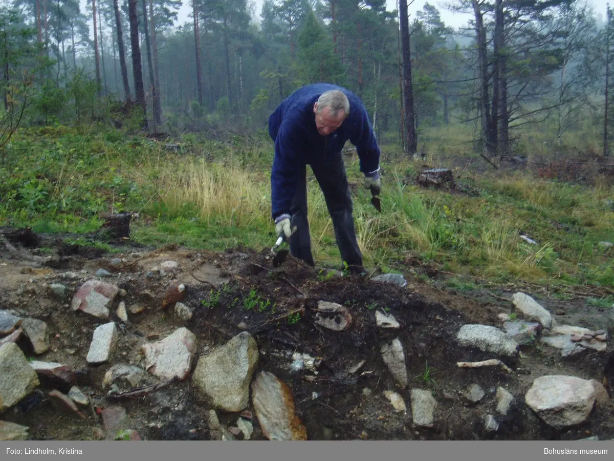 Södra delen av östra väggmuren till det stora huset, hus B under utgrävning.