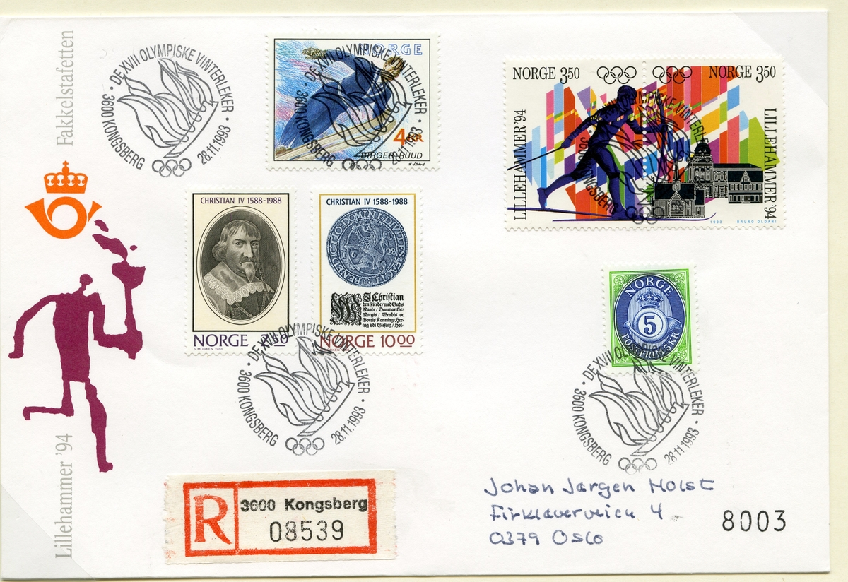 Konvolutt med seks frimerker. Et frimerke er fra serien Norske OL-vinnere og viser Birger Ruud. Et frimerke viser portrett av Christian IV og et viser en riksdaler fra 1.628 To frimerker  viser en skiløper med fakkel foran flagg og bygninger på Lillehammer (Garmo kirke på Maihaugen, Kulturhuset Banken og et typisk hus i Storgata på Lillehammer), samt fire posthorn-frimerker. Stemplene har tekst rundt kanten og ild i midten. Til venstre på konvolutten et trykk av en fakkelløper, dvs piktogrammet for fakkelstafetten. Stempelet har tekst og de olympiske ringer rundt kanten og ild i midten.