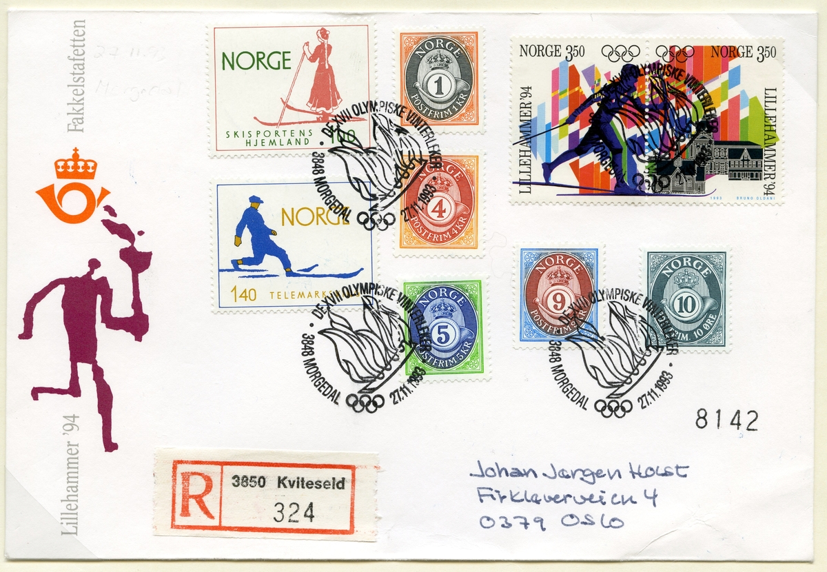 Førstedagsbrev med ni frimerker som er stemplet på Fakkelstafettens første dag 27. november '93. Et frimerke med kvinnelig skiløper fra ca 1900 og et med en mann som gjør en telemarksving. Fem posthornfrimerker, samt to frimerker gitt ut i forbindelse med fakkelstafetten og OL på Lillehammer, som viser en mann på ski med fakkel, flagg i bakgrunnen og bygninger på Lillehammer (Garmo-kirka på Maihaugen, Kulturhuset Banken og et typisk hus fra Storgata).  Rundt stempel med tekst rundt kanten og ild i midten. Til venstre på konvolutten er det et stilisert bilde av en fakkelløper, ref piktogram for Fakkelstafetten i forkant av Lillehammer '94.