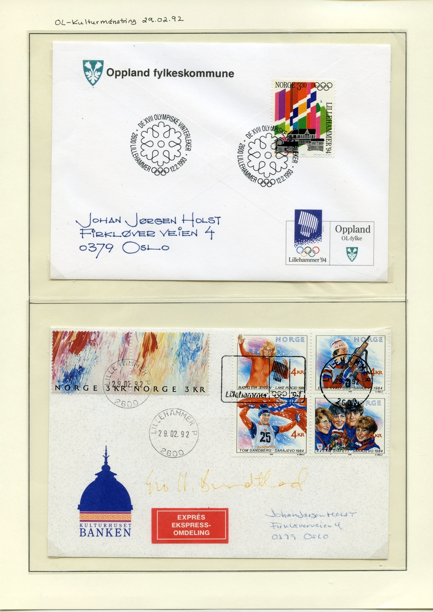 A4-ark med to konvolutter. Den første er sendt fra Oppland fylkeskommune, med fylkesvåpen øverst til venstre. I nederste høyre hjørne er det felles logo for Lillehammer '94 og fylkeskommunen. Konvolutten er frankert med et frimerke merket Lillehammer '94 og som viser flag med en bygning i forgrunnen. Stempelet har tekst og ol-ringer rundt en blomst/snøfnugg. 
Den andre konvolutten har Kulturhuset Bankens logo nederst i venstre hjørne, og er frankert med en blokk av 4 firmerker fra serien Norske OL-vinnere (Bjørg Eva Jensen, Eirik Kvalfoss, Tom Sandberg og kvinne-stafettlaget fra 1984). Øverst til venstre på konvolutten er to frimerker med motiv av Jakob Wiedemanns maleri "Inntrykk fra naturen". Konvolutten er signert av Gro Harlem Brundtland, norsk statsminister i 1992. Stempelet har emblemet for Lillehammer '94.