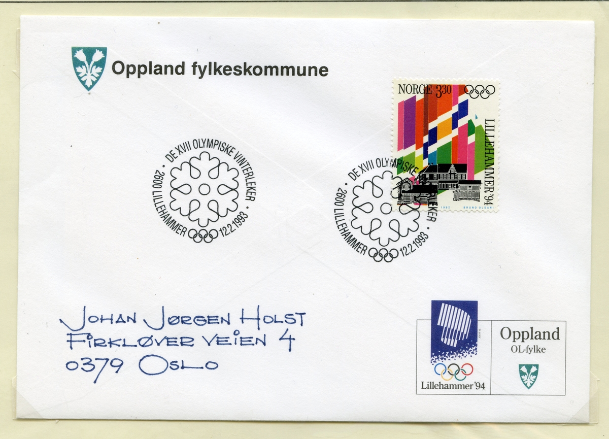 A4-ark med to konvolutter. Den første er sendt fra Oppland fylkeskommune, med fylkesvåpen øverst til venstre. I nederste høyre hjørne er det felles logo for Lillehammer '94 og fylkeskommunen. Konvolutten er frankert med et frimerke merket Lillehammer '94 og som viser flag med en bygning i forgrunnen. Stempelet har tekst og ol-ringer rundt en blomst/snøfnugg. 
Den andre konvolutten har Kulturhuset Bankens logo nederst i venstre hjørne, og er frankert med en blokk av 4 firmerker fra serien Norske OL-vinnere (Bjørg Eva Jensen, Eirik Kvalfoss, Tom Sandberg og kvinne-stafettlaget fra 1984). Øverst til venstre på konvolutten er to frimerker med motiv av Jakob Wiedemanns maleri "Inntrykk fra naturen". Konvolutten er signert av Gro Harlem Brundtland, norsk statsminister i 1992. Stempelet har emblemet for Lillehammer '94.