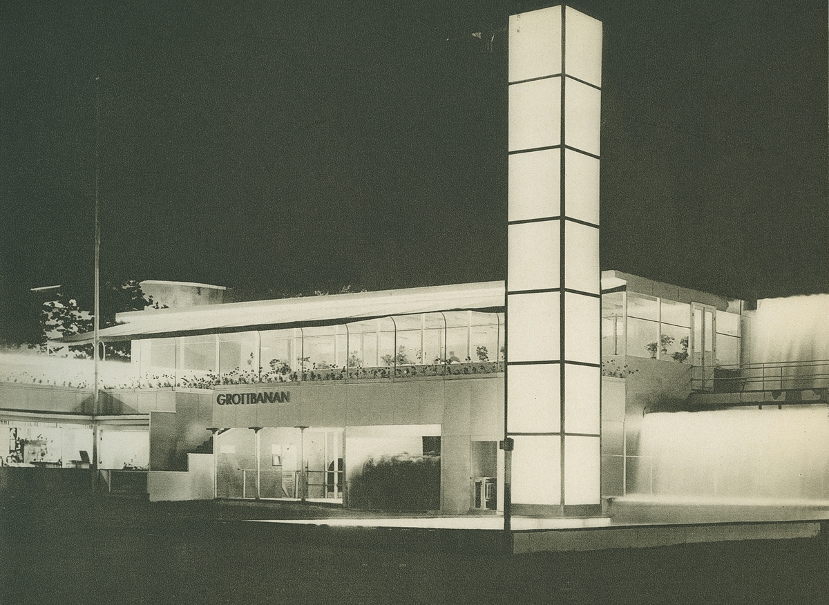 Bild från Stockholmsutställningen 1930. Grottbanan.
"Ausstellungsbauten", Austellung Stockholm, parabolspeigel für die Beleuchtung der Säule".
"Bild ur boken "Zeiss Spiegellicht System Zeiss-Wiscott in der Architektur : eine Sammlung durchgeführter Beleuchtungsanlagen". Boken gavs ut av Berlin-Zehlendorf : Zeiss Ikon A.G., Goerzwerk, 1937.