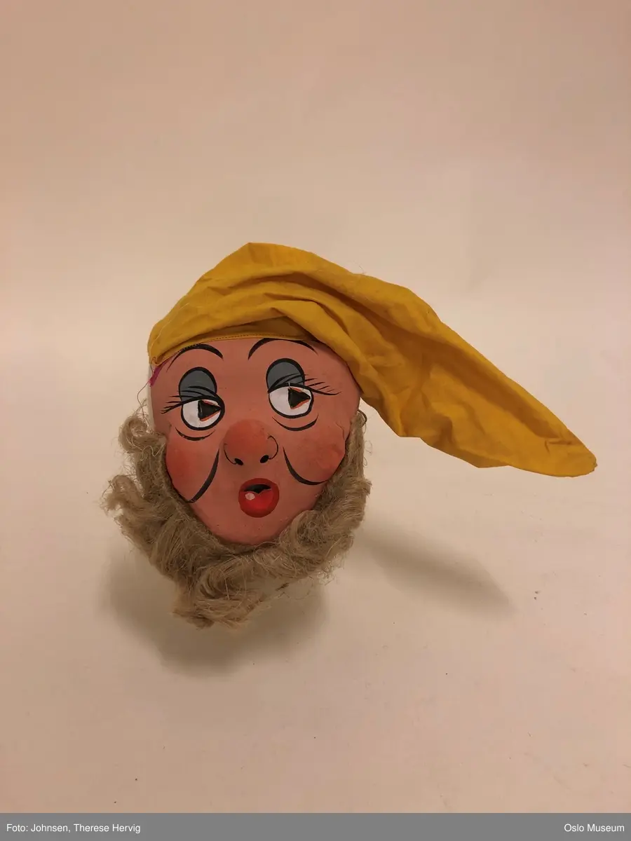 A: Snehvit
B: Sleepy, gul lue, skjegg
C: Sneezy, grønn lue, langt skjegg
D: Grumpy, beige lue, langt skjegg
E: Dopey, fiolett lue
F: Happy, rød lue, langt skjegg
G: Doc, gul lue, skjegg