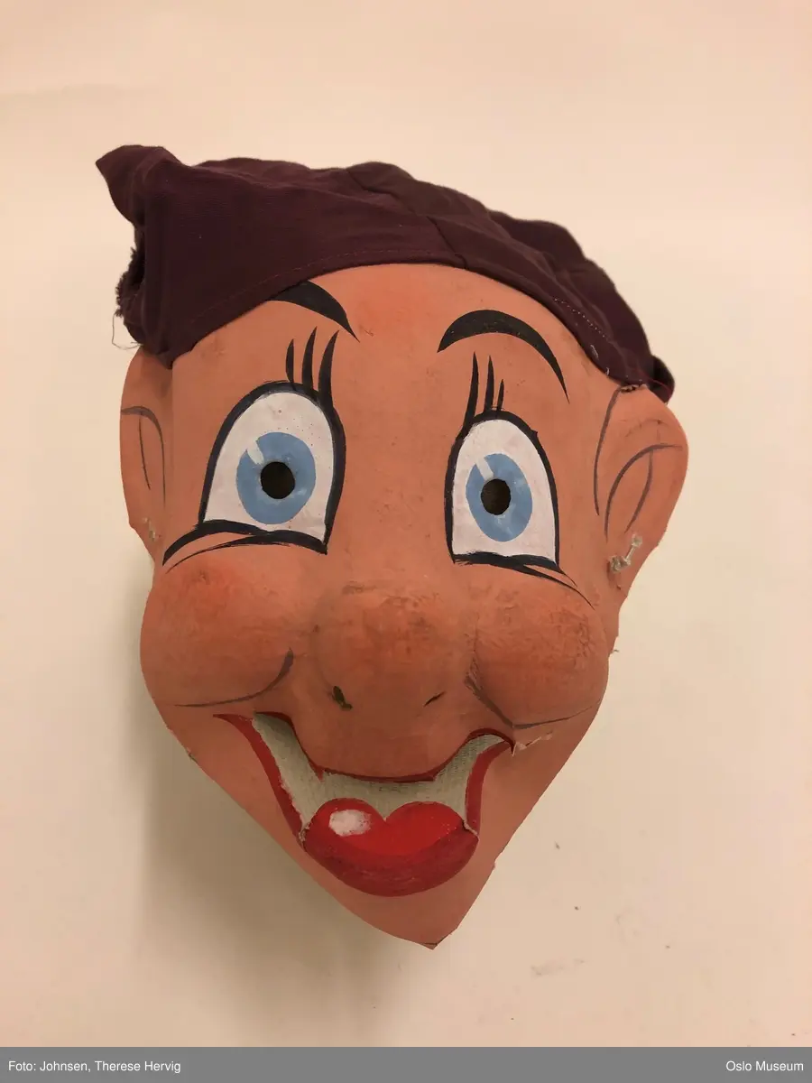 A: Snehvit
B: Sleepy, gul lue, skjegg
C: Sneezy, grønn lue, langt skjegg
D: Grumpy, beige lue, langt skjegg
E: Dopey, fiolett lue
F: Happy, rød lue, langt skjegg
G: Doc, gul lue, skjegg