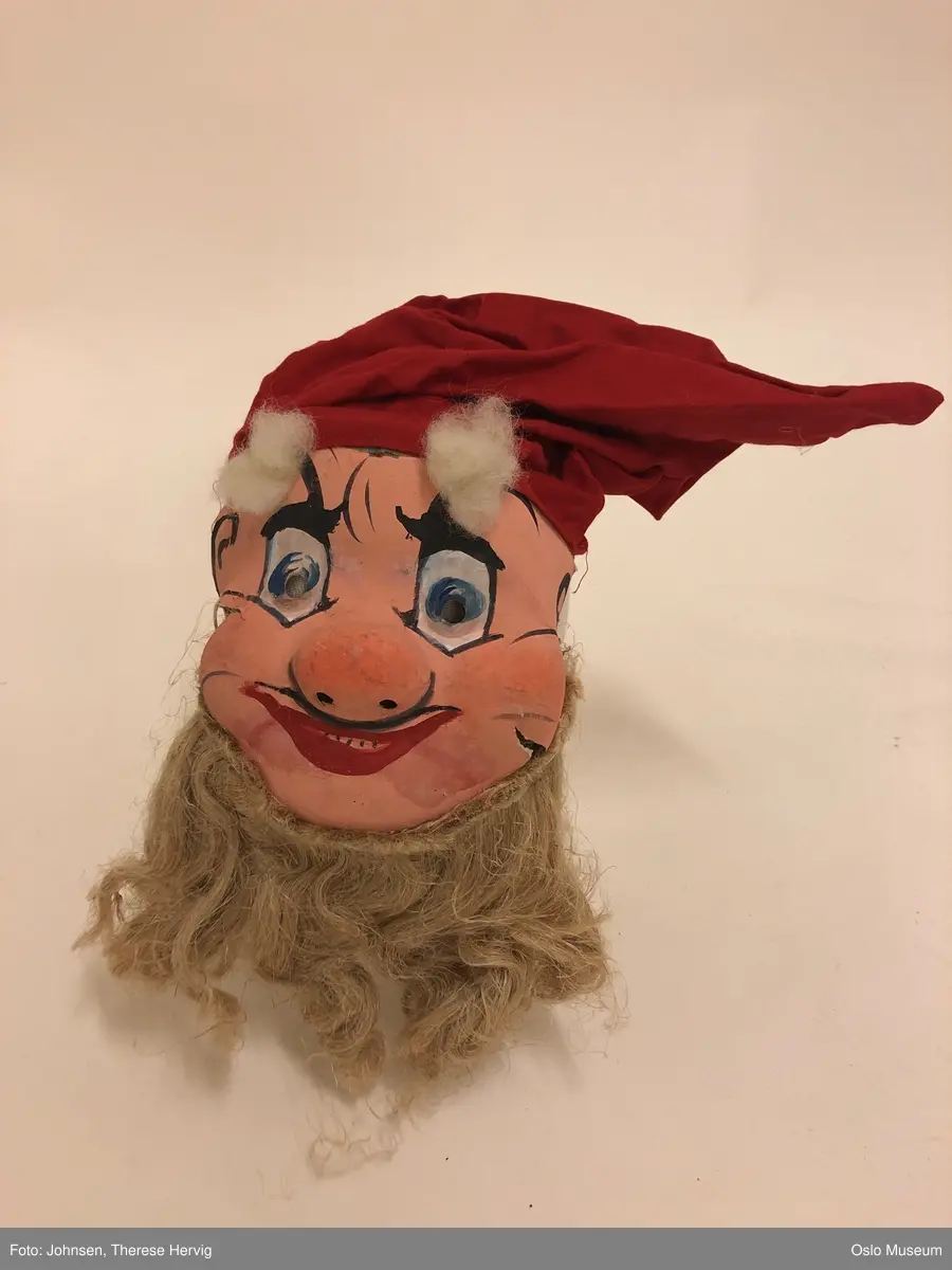 A: Snehvit
B: Sleepy, gul lue, skjegg
C: Sneezy, grønn lue, langt skjegg
D: Grumpy, beige lue, langt skjegg
E: Dopey, fiolett lue
F: Happy, rød lue, langt skjegg
G: Doc, gul lue, skjegg