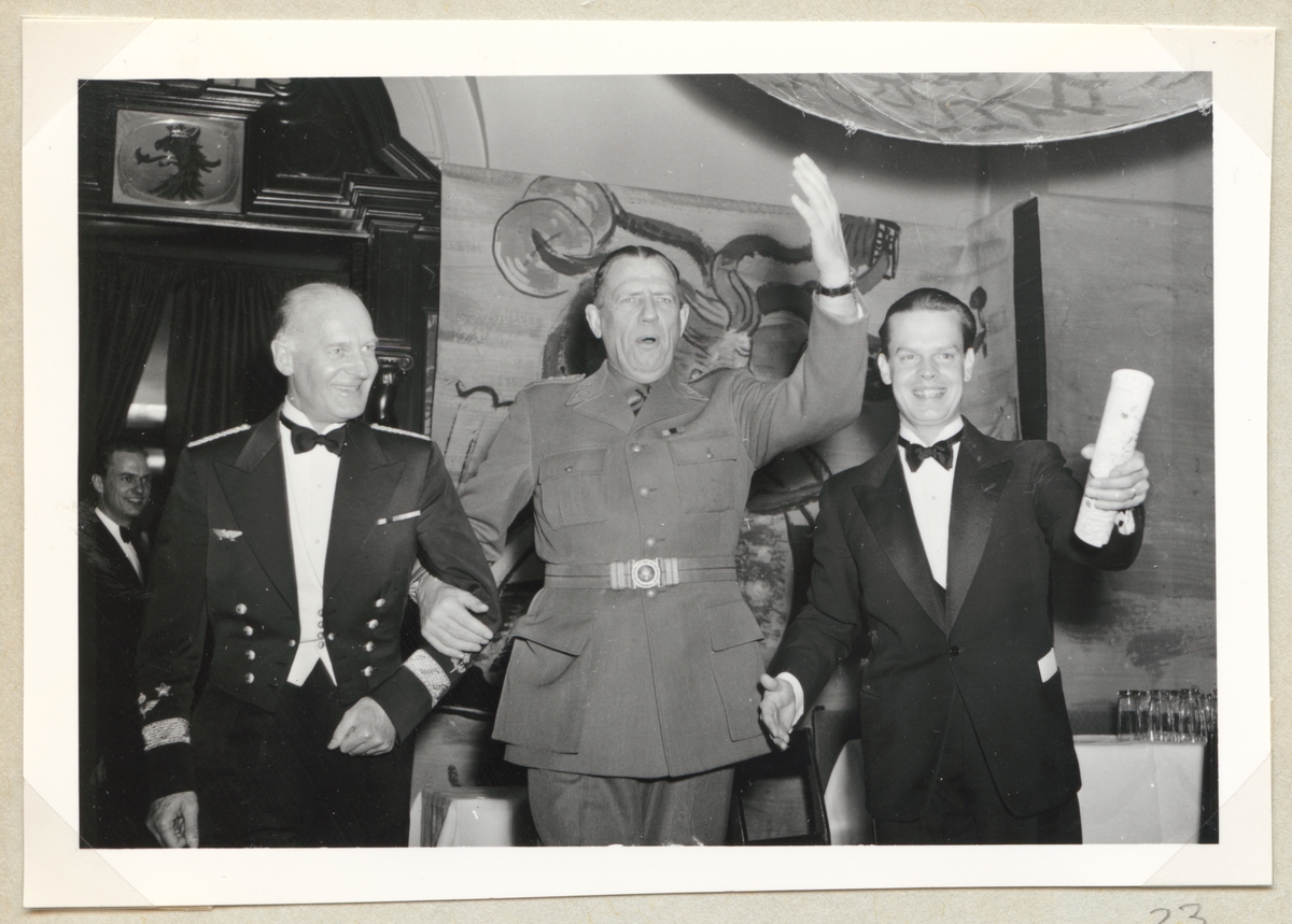 Rikets överbefälhavare tog aktiv del under "Cabaret Hajstim" och bidrog hörbarligen till underhållningen, 1954-12-11