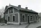 Kolsva/Malma sn.
Gisslarbo järnvägsstation.
Damcykel och barncykel framför byggnaden.