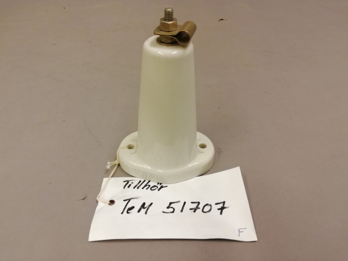 Rundradiosändare effekt 500 W, frekvensområde 500-1000 kC. Luftkyld med 50 W ingångsförstärkare för tal och fyra 250 W förstärkarrör# två av typen 212-A som modulatorer och två av typen 211-A som RF-oscillatorer. Drivning av förstärkaren sker med 1,6 kV/1,25 A anodspänning och 14 V/28,4 A för glödström