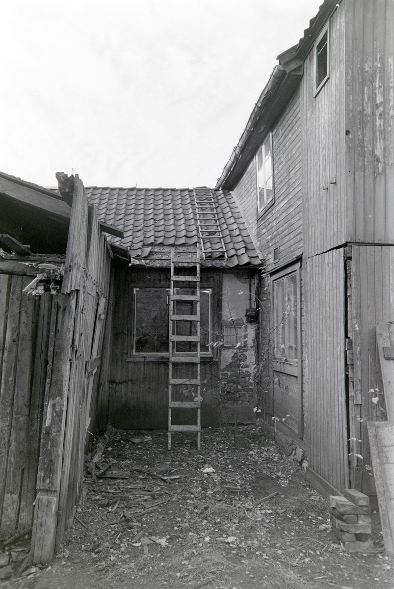 Østregate 2, Hamar. Bakgården. Dokumentasjon før riving.