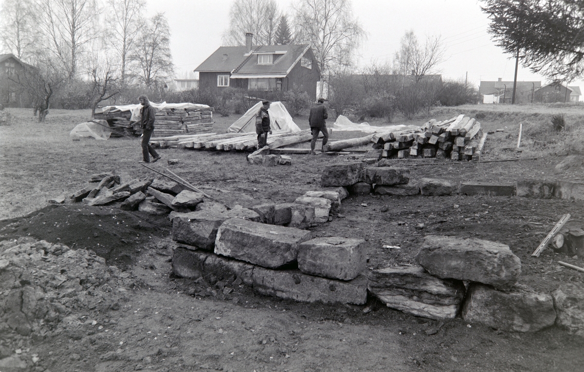 Borderudstua fra Kindred, Nord Dakota, settes opp på Domkirkeodden, Utvandrermuseet. Norsk Utvandrermuseum. F.v. ukjent, museumshåndverkere  Arvid Sanden, Werner Kahdeman