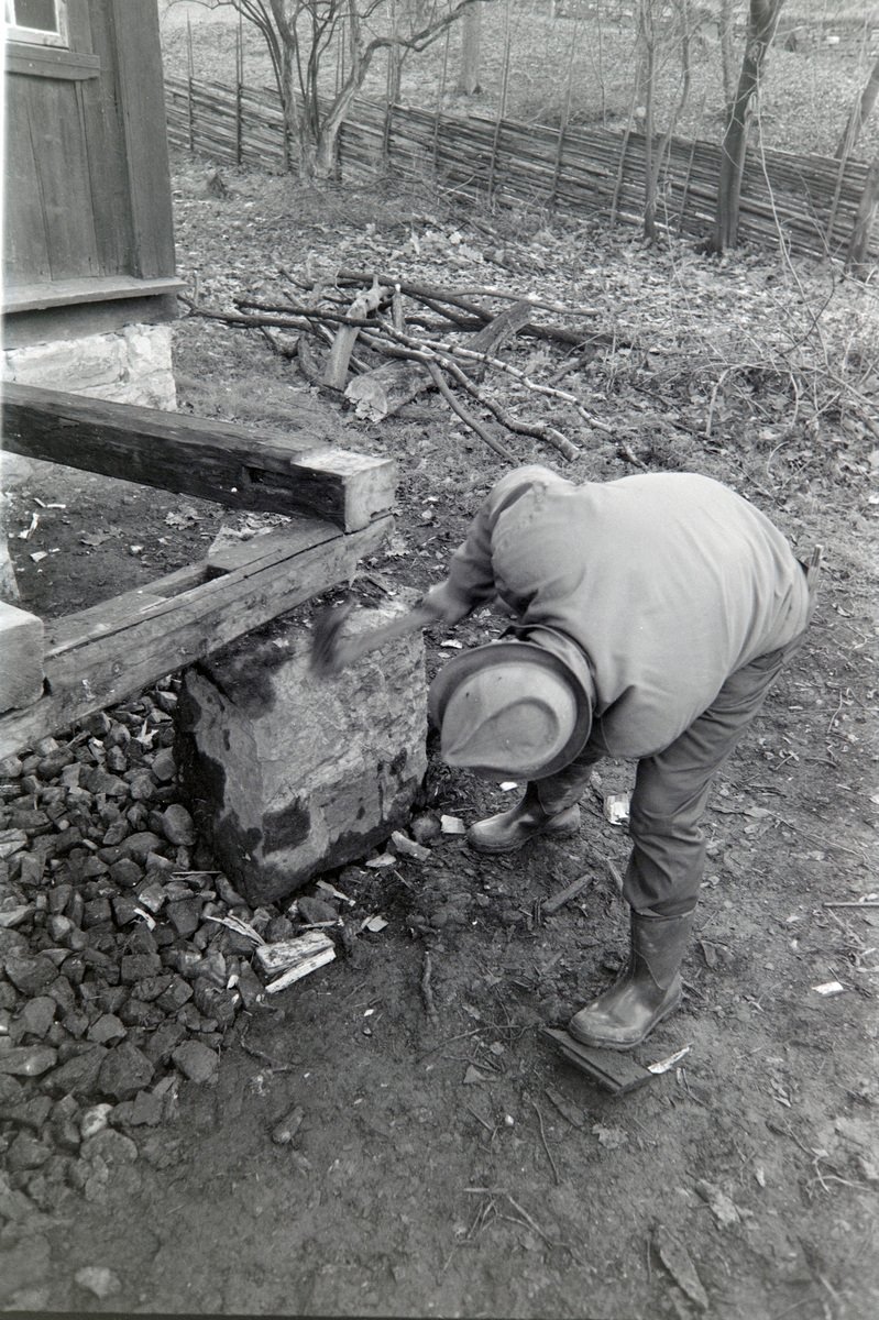 Bolstadbygningen, Domkirkeodden, HDH. 12. Hedmarkstunet.  Restaurering av inngangsparti, museumshåndverker Gunnar Berntsen