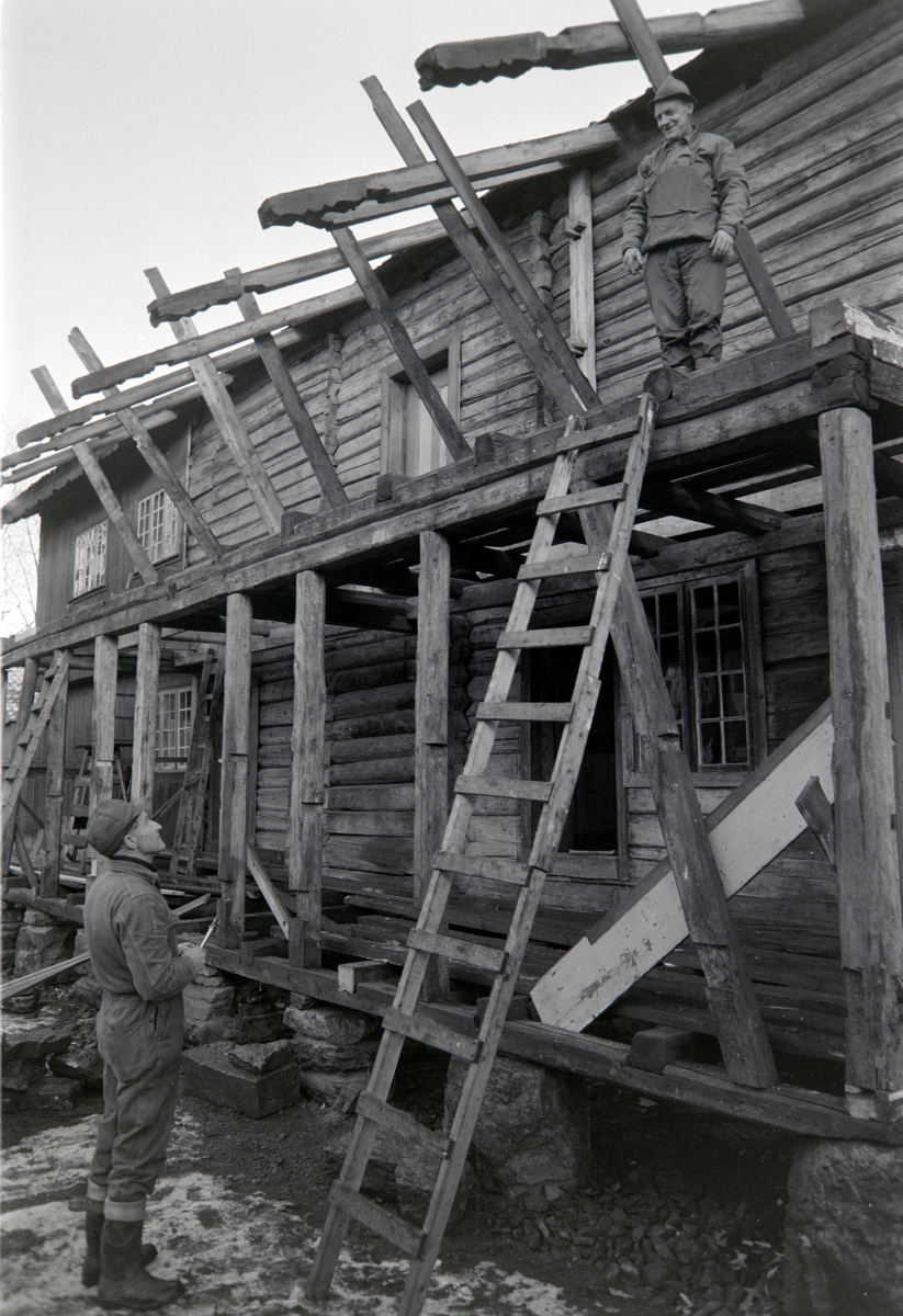 Hamar, Bolstadbygningen, Domkirkeodden, Hedmarkstunet. Restaurering av inngangspartiet, svalgangen, museumshåndverkere, fra venstre: Aslak Bråthen,  Gunnar Berntsen.