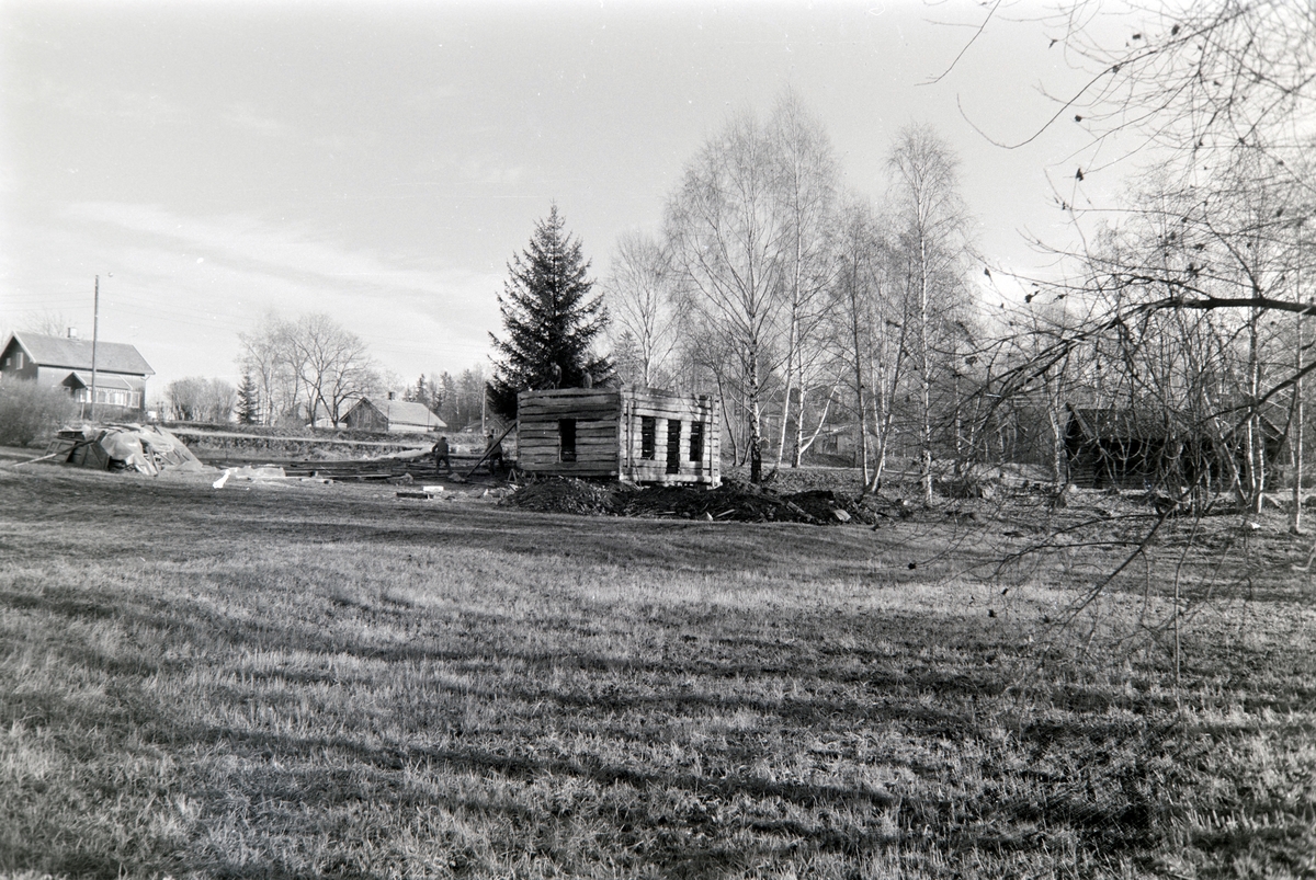 Borderudstua fra Kindred, Nord Dakota, settes opp på Domkirkeodden, Utvandrermuseet. Norsk Utvandrermuseum. Museumshåndverkere, oppe på Borderudstua  Werner Kahdemann, Arvid Sanden, på bakken  Birger Larsen, ukjent.