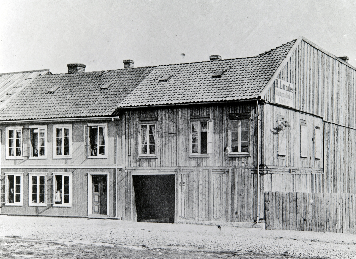 Hamar, Vangsvegen 23, Fotograf Halvdan Lunde. H. Lundes fotografiske Atelier, Hamars første fotograf, etablert her i 1858 og var her til 1872 da fotograf Georg Hjort tok over og senere fotograf Polaczek i 1873,