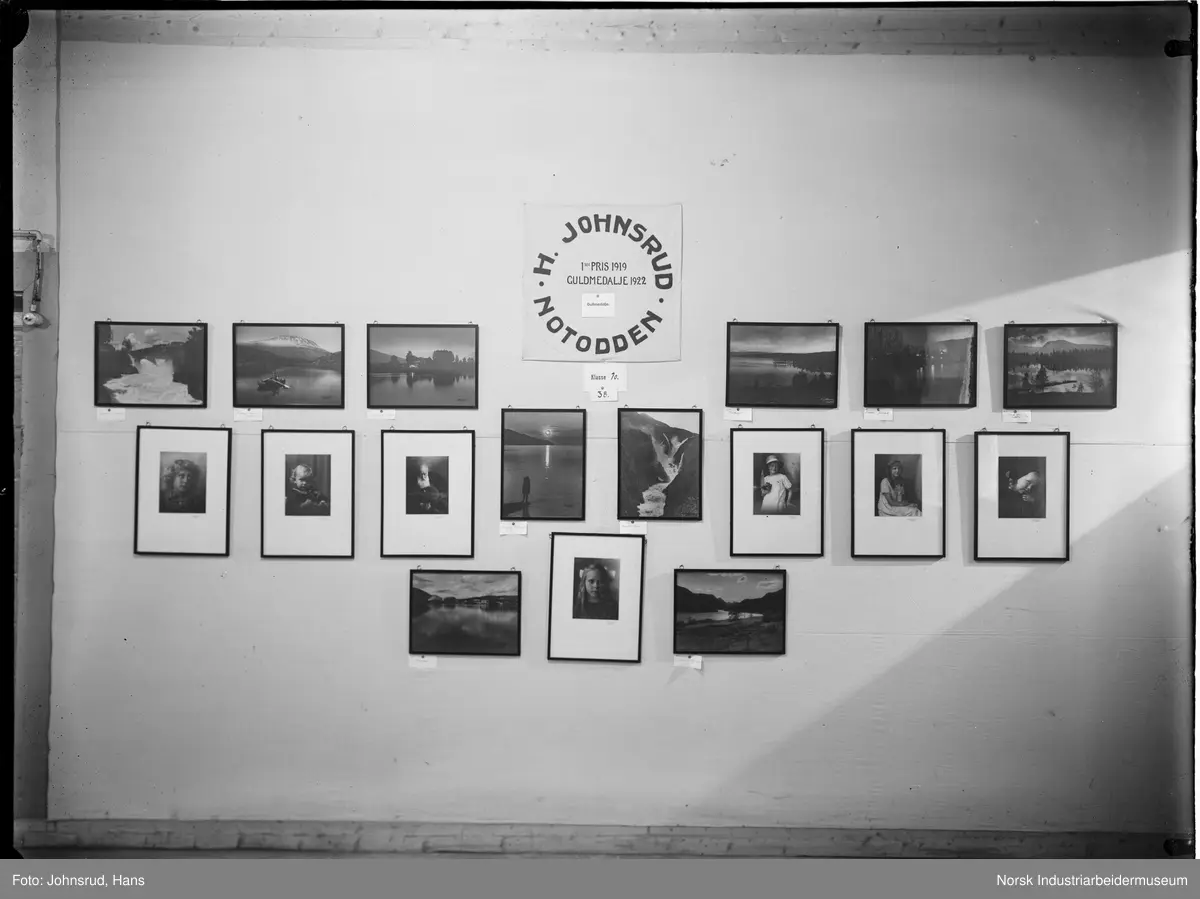 Fylkesutstillingen Kongsberg 1924. Fotoutstilling for fotograf Hans Johnsrud. Bilder montert på vegg.