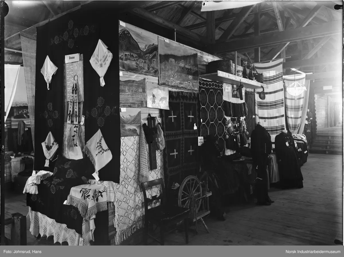 Fylkesutstillingen Kongsberg 1924. Håndarbeidsutstilling med diverse tekstiler utstilt.