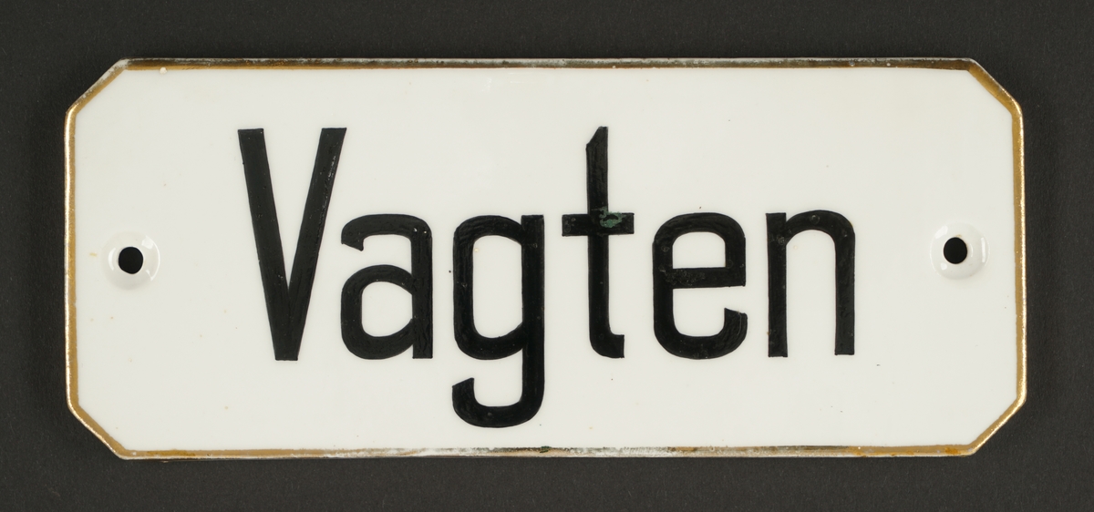 Porselensskilt til dør.Åttekantet med sorte bokstaver.