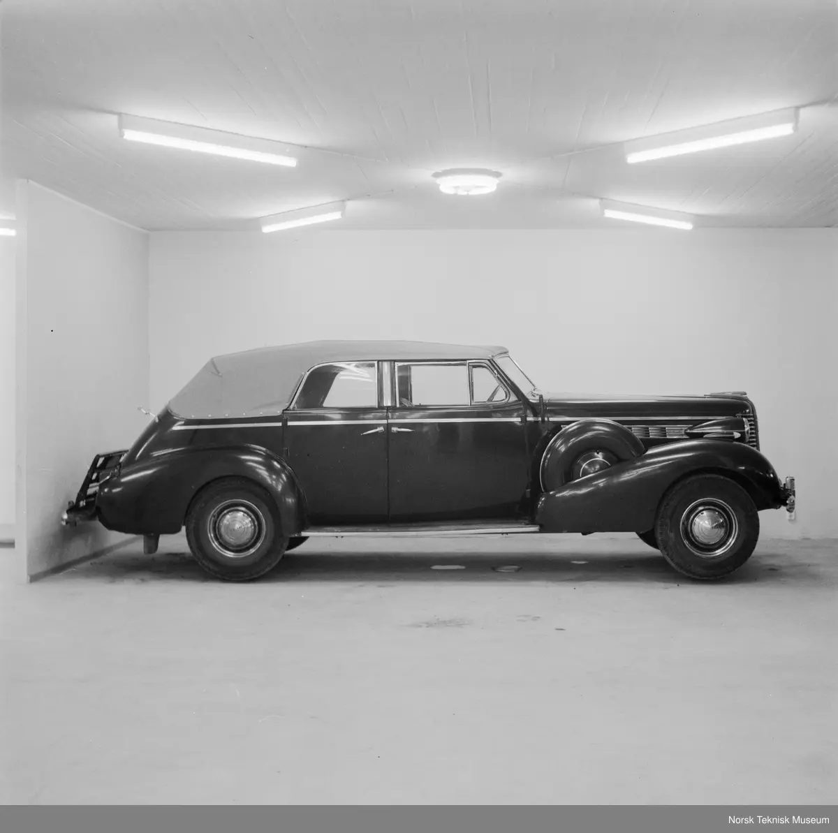 Serie 80. 8 sylindret rekkemotor. Four Door Sport Phaeton Karosseri. (642 bygget). 
Volum: 5,2 liter  Ytelse: 106 hk
Toppfart: 140 km/t
